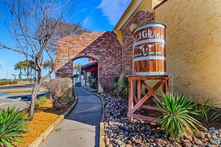 More Photos Of 102 E State Hwy 114, Grapevine Restaurant For Sale