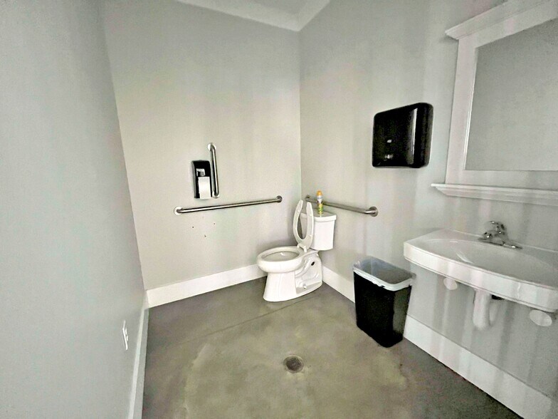 More Photos Of 1391 Murrays Chapel Rd, Sweetwater Showroom For Sale