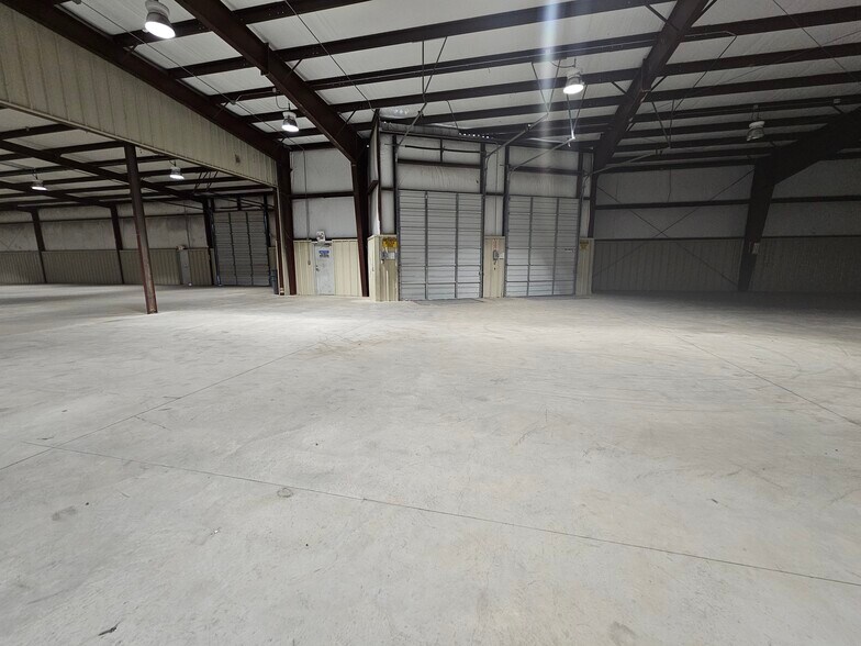 More Photos Of 2719 E Elms Rd, Killeen Warehouse For Lease