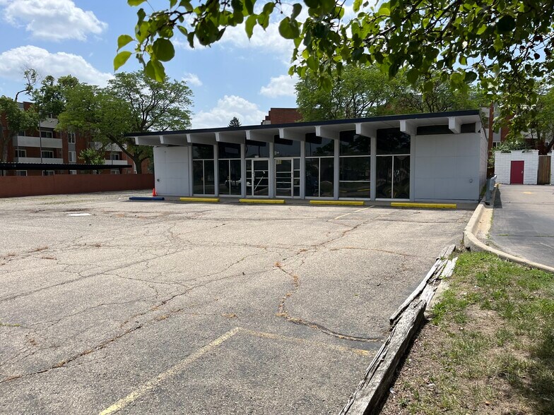 More Photos Of 3115 W 13 Mile Rd, Royal Oak Freestanding For Sale