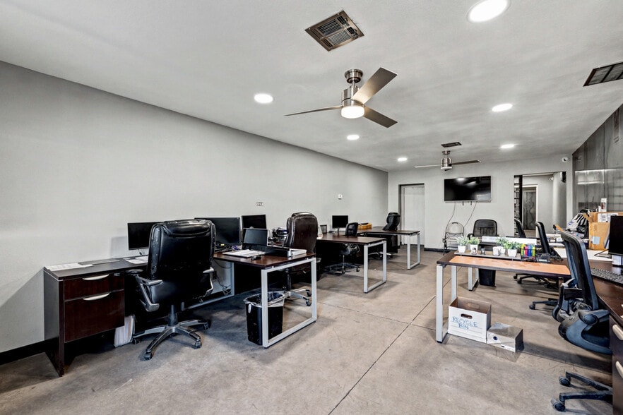 More Photos Of 3635 Polaris Ave, Las Vegas Industrial For Lease