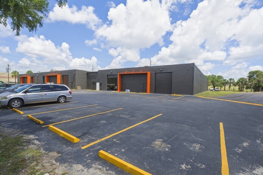 More Photos Of 2968 Ravenswood Rd, Fort Lauderdale Warehouse For Lease