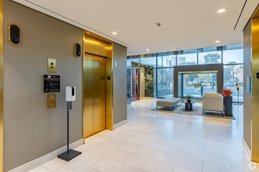 More Photos Of 125 W Romana St, Pensacola Office For Lease