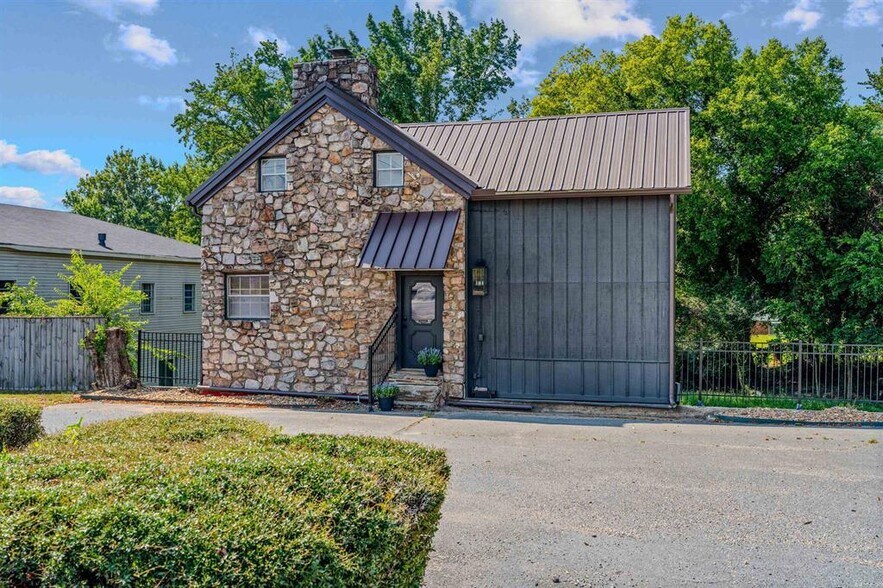 More Photos Of 17940 I 30, Benton Office For Sale