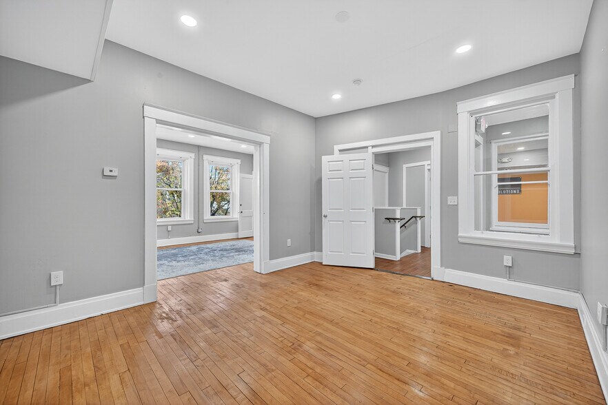 More Photos Of 3055 Madison Rd, Cincinnati Storefront Retail Residential For Lease