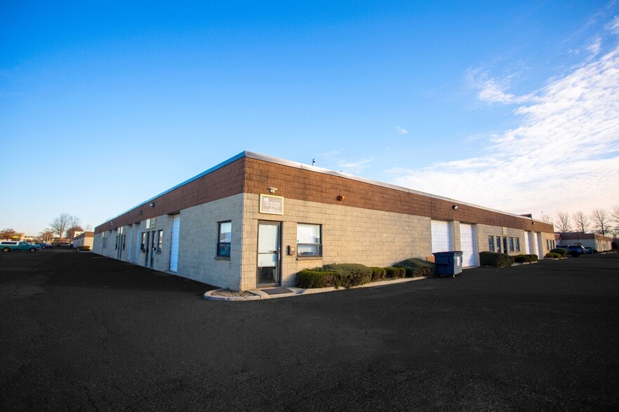 More Photos Of 60 Corbin Ave, Bay Shore Warehouse For Lease