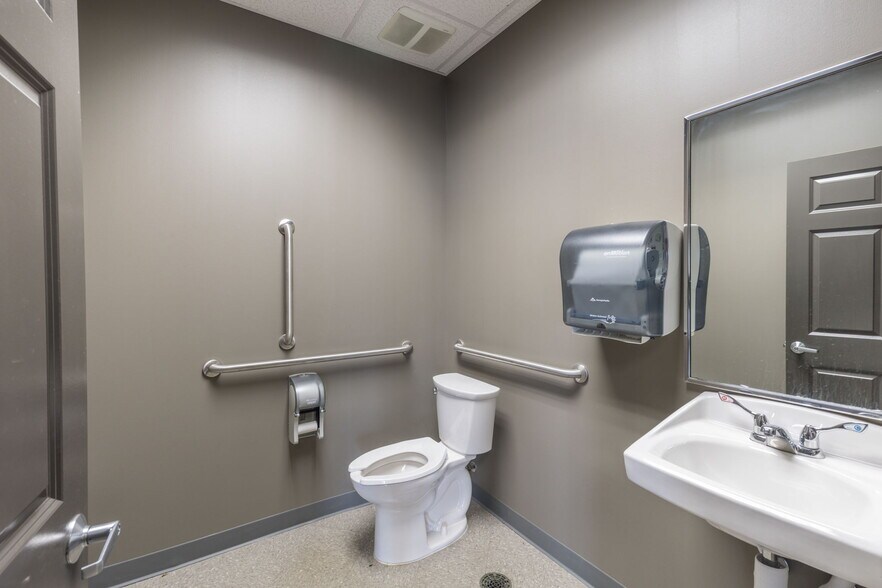 More Photos Of 9998 Gravois Rd, Saint Louis Freestanding For Lease