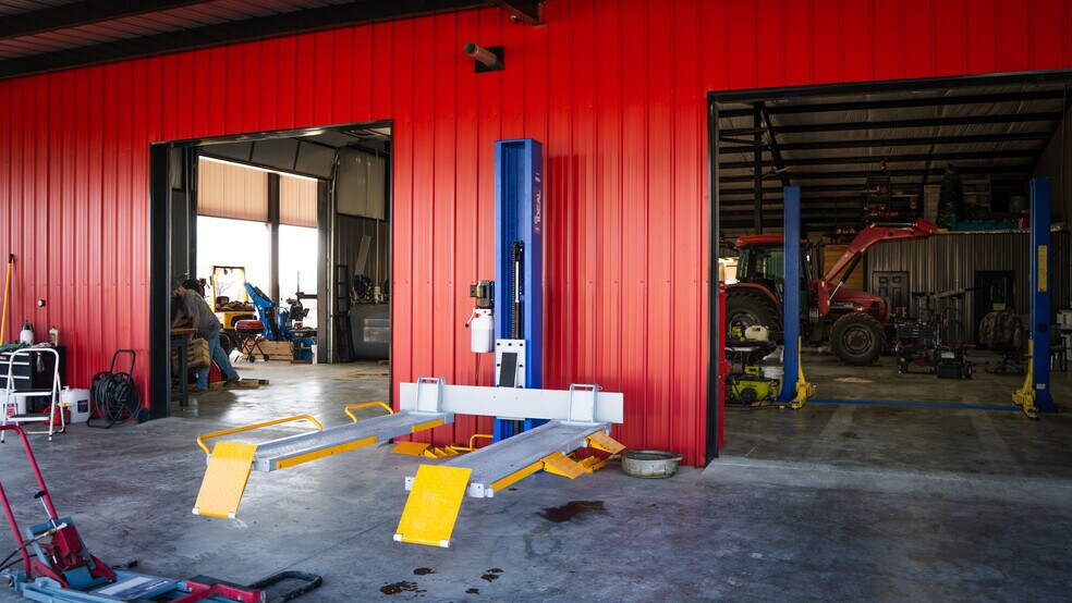 More Photos Of 1885 17th NE st, Paris General Retail For Sale