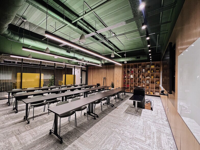 More Photos Of 240 S Main St, Bentonville Office For Lease