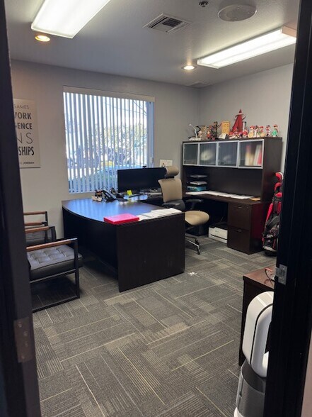 More Photos Of 2906 E Coronado St, Anaheim Warehouse For Lease