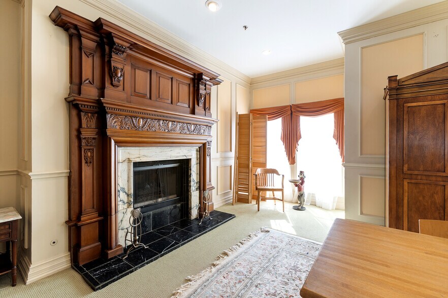 More Photos Of 4819 Broadway St, Addison Office Residential For Lease