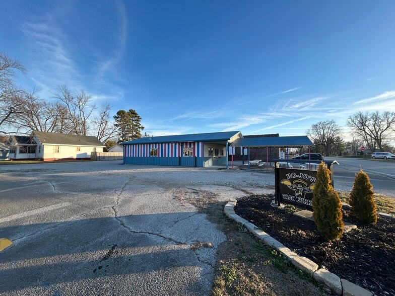 More Photos Of 1002 Cross st, Robinson Restaurant For Sale