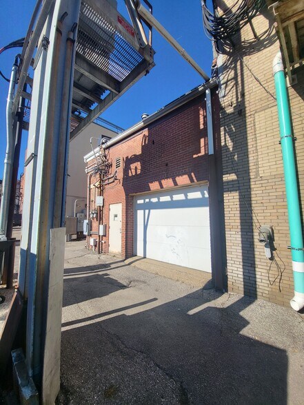 More Photos Of 327 Main St, Evansville Storefront For Sale