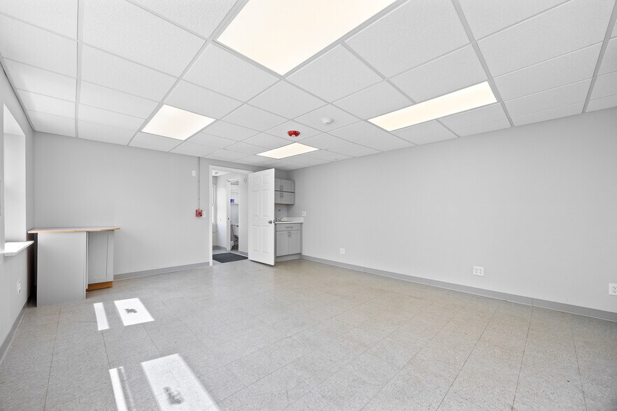 More Photos Of 4520 Rumsey Ave, Oak Lawn Industrial For Sale