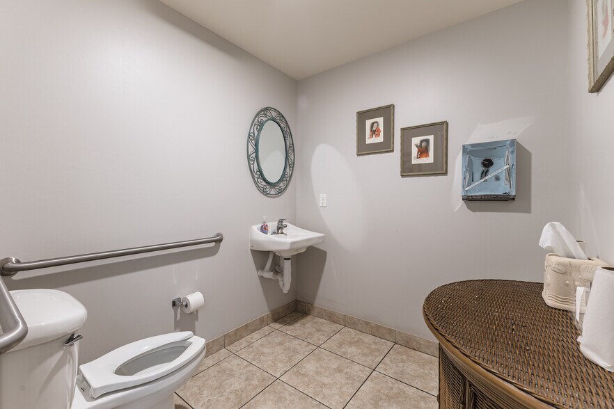 More Photos Of 8359 Stringfellow Rd, Saint James City Medical For Lease