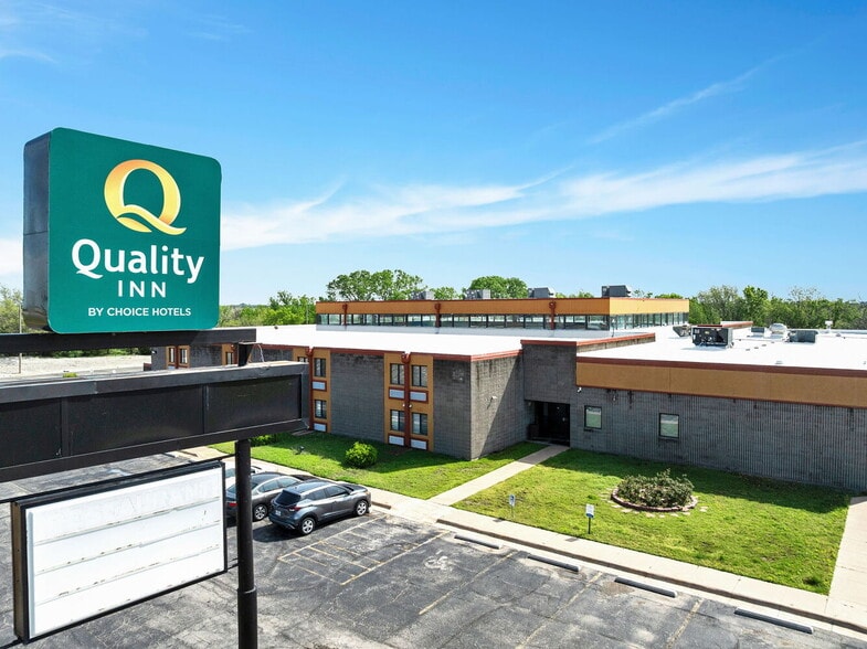 Primary Photo Of 3232 N Summit St, Arkansas City Hotel For Sale