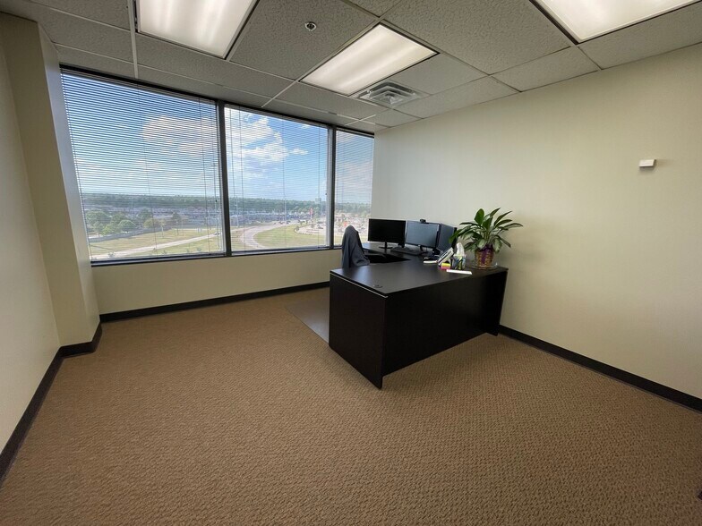 More Photos Of 5800 E Skelly Dr, Tulsa Office For Lease