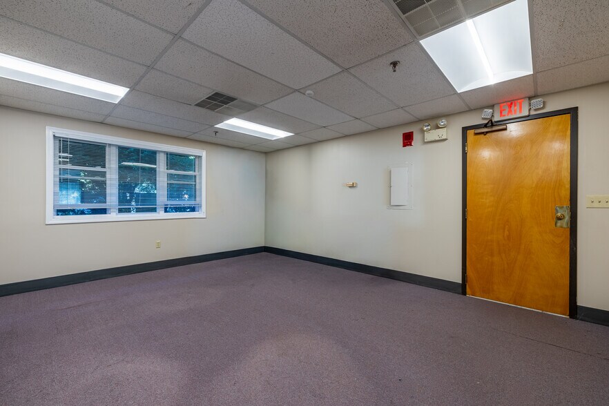 More Photos Of 1538 Turnpike St, North Andover Medical For Sale