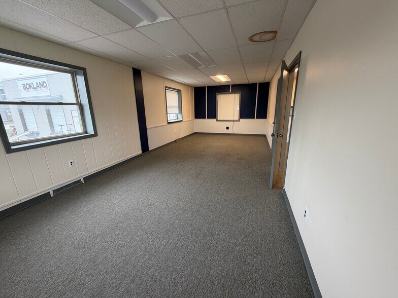 More Photos Of 42 Karner Rd, Albany Light Distribution For Lease