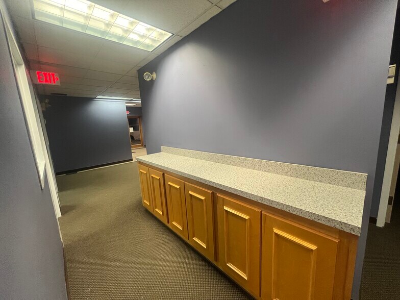 More Photos Of 340 Railroad St, Danville Flex For Lease