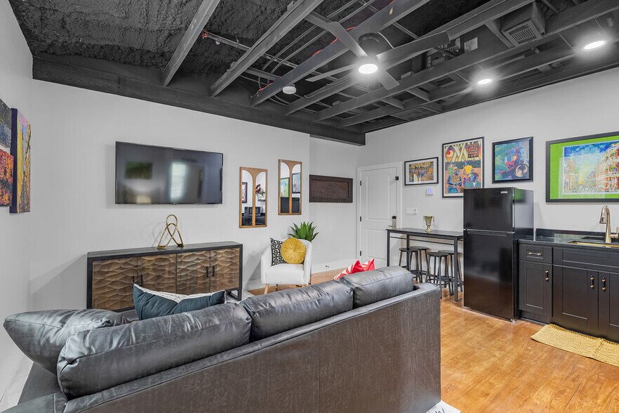 More Photos Of 156 Camellia St, Biloxi General Retail For Sale