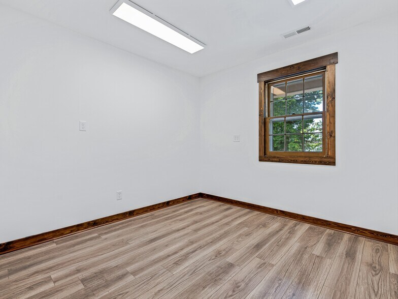 More Photos Of 5 Doctors Park, Asheville Medical For Lease