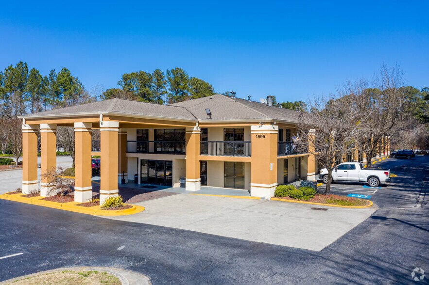 Primary Photo Of 1595 E Park Place Blvd, Stone Mountain Hotel For Sale