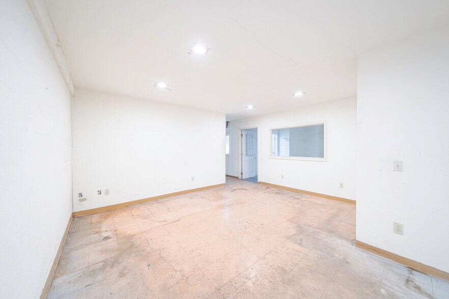 More Photos Of 6943 Eton Ave, Canoga Park Manufacturing For Sale