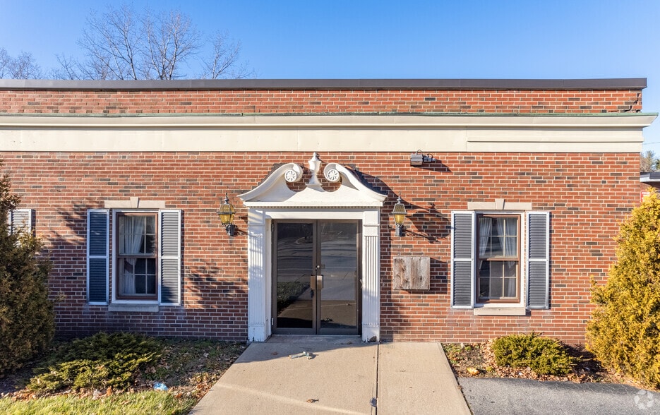 More Photos Of 115 E Main St, Webster Bank For Lease