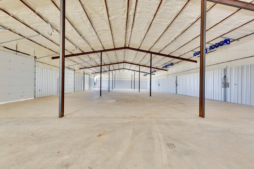 More Photos Of 343 Miracle Mile, Stonewall Warehouse For Lease