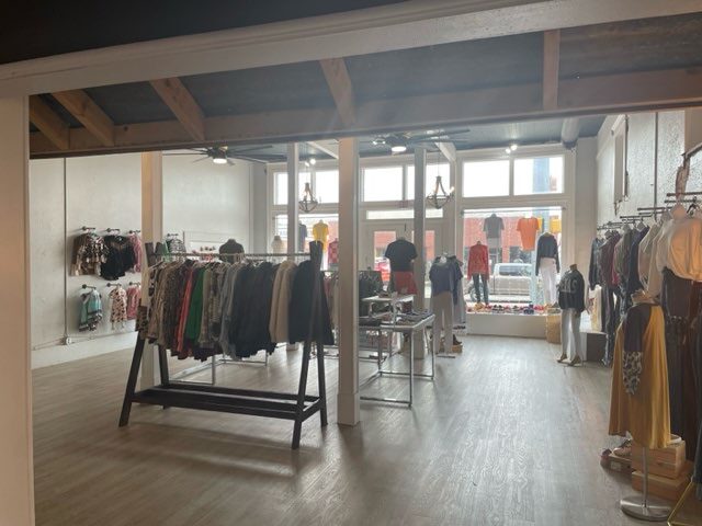 More Photos Of 100 E Hubbard St, Lindale Storefront For Sale