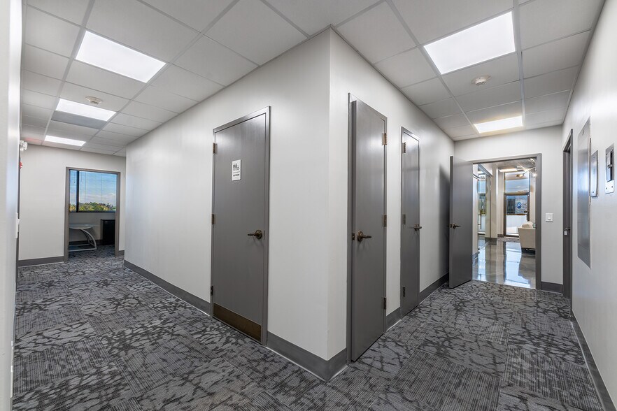 More Photos Of 2081 SE Ocean Blvd, Stuart Office For Sale