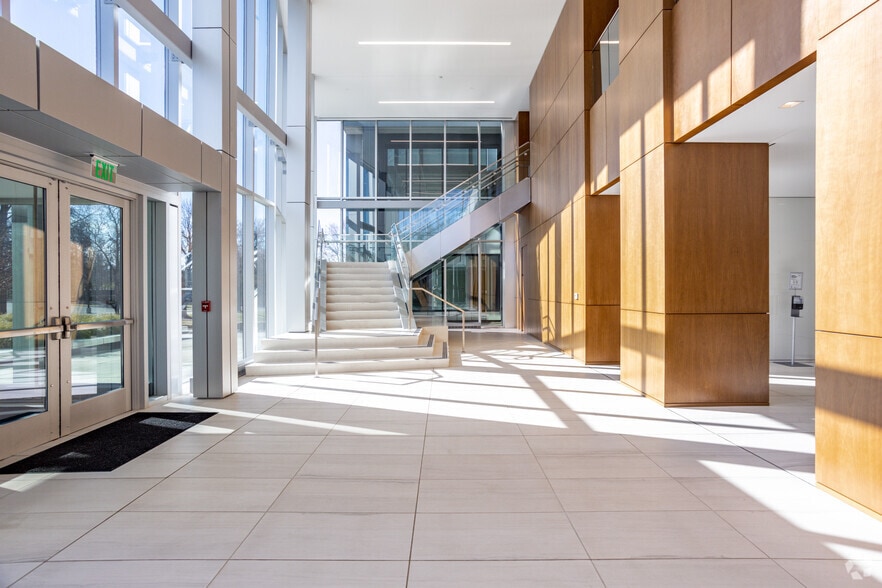 More Photos Of 401 McCullough Dr, Charlotte Office For Sale