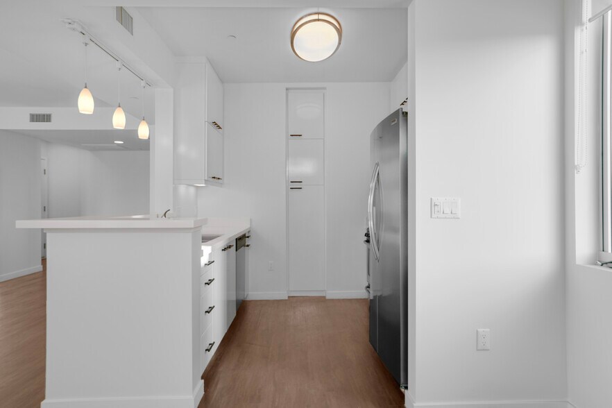 More Photos Of 525 Santa Monica Blvd, Santa Monica Apartments For Sale