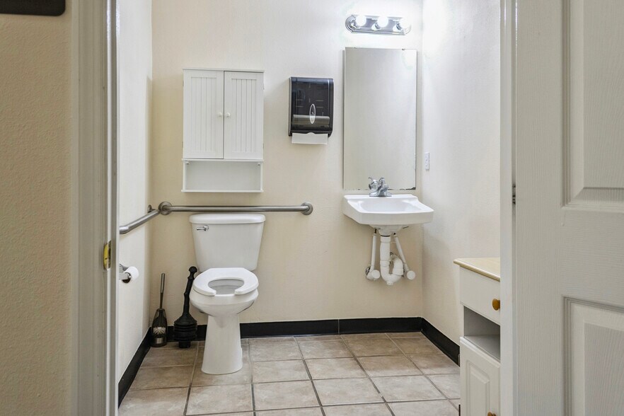 More Photos Of 2777 Miccosukee Rd, Tallahassee Medical For Lease