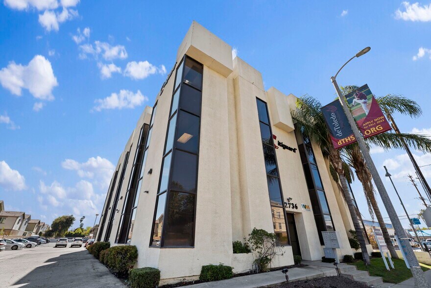 Primary Photo Of 22736 Vanowen St, Woodland Hills Office For Sale