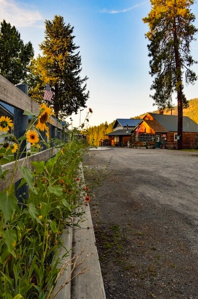 More Photos Of 978 Highway 395 N, Kettle Falls Hotel For Sale