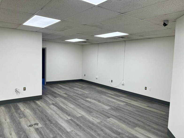 More Photos Of 9600 Express Ln, Richmond Truck Terminal For Lease