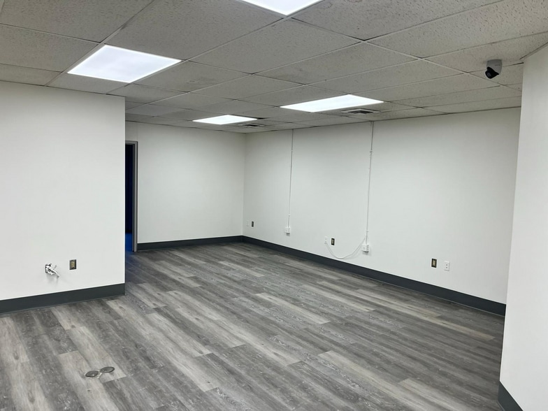 More Photos Of 9600 Express Ln, Richmond Truck Terminal For Lease