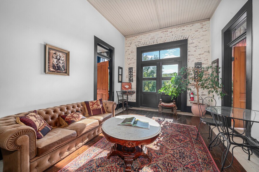More Photos Of 411 E Front Ave, Chester Hospitality For Sale