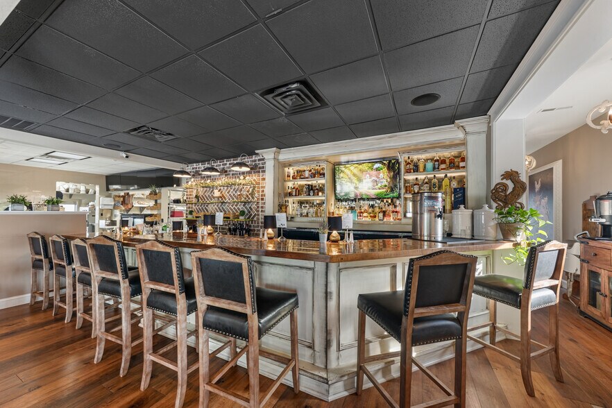 More Photos Of 320 W College St, Pulaski Fast Food For Sale