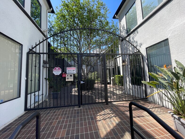 More Photos Of 14654-14664 Victory Blvd, Van Nuys Office For Lease