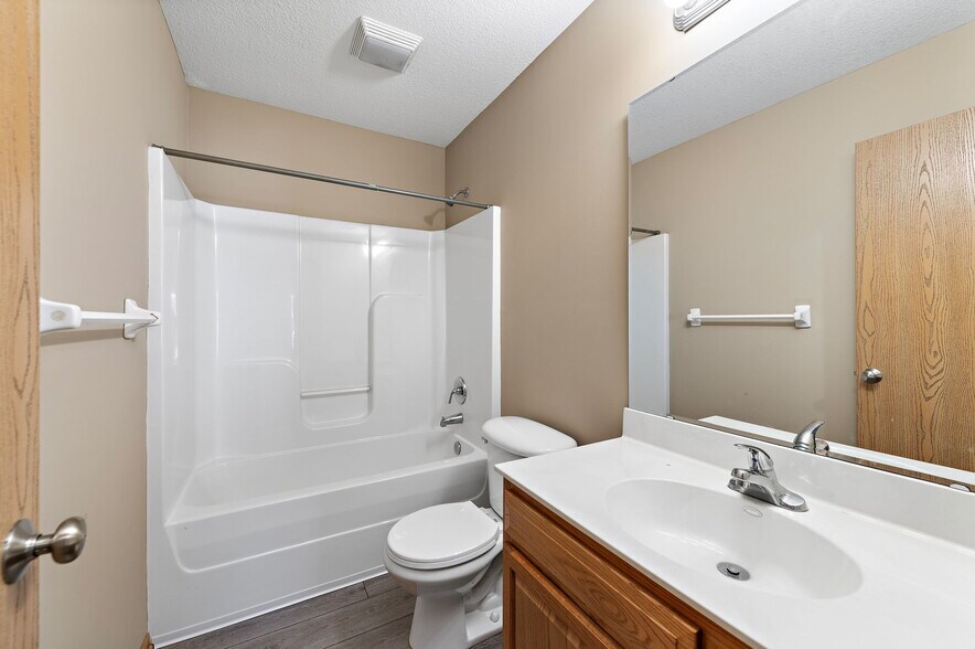More Photos Of 4880-5015 Queen Ridge Ave, Kansas City Apartments For Sale