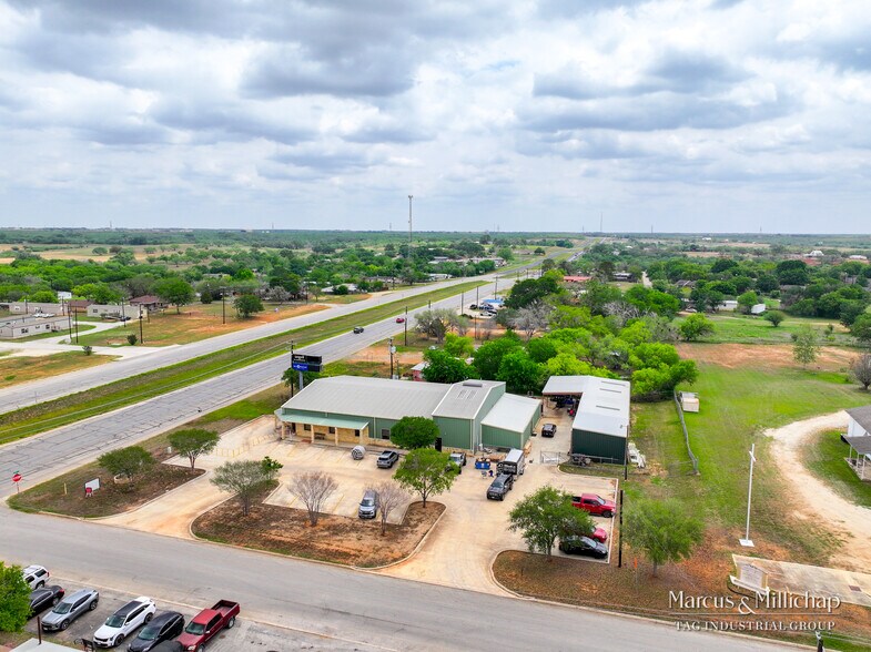More Photos Of 2301 10th St, Floresville Light Distribution For Sale