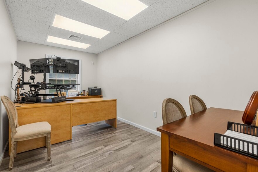 More Photos Of 276 Main St, Farmington Medical For Sale