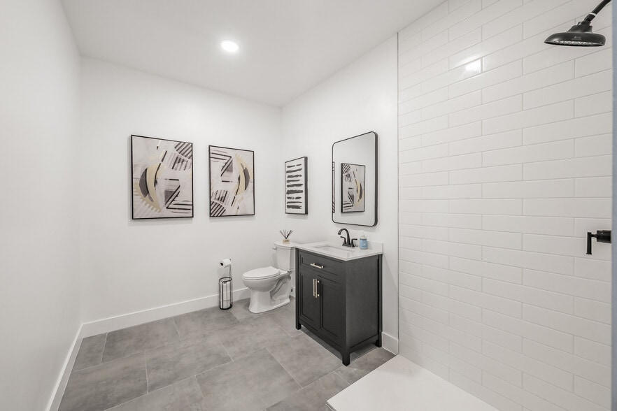 More Photos Of 13053 Harmon Rd, Fort Worth Warehouse For Sale