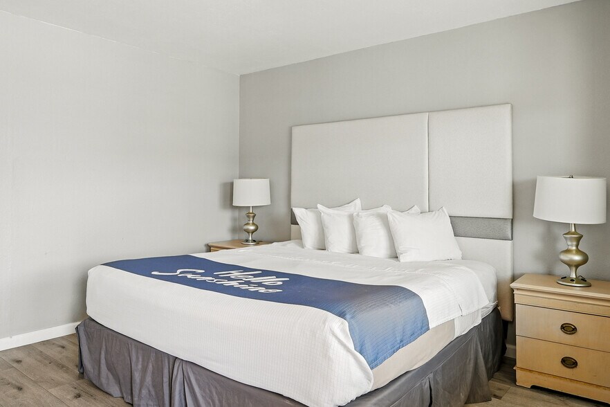 More Photos Of 91 E Main St, Bicknell Hotel For Sale