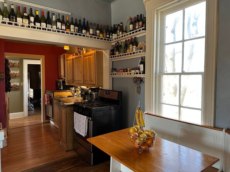 More Photos Of 207 N 5th St, Hannibal Restaurant For Sale