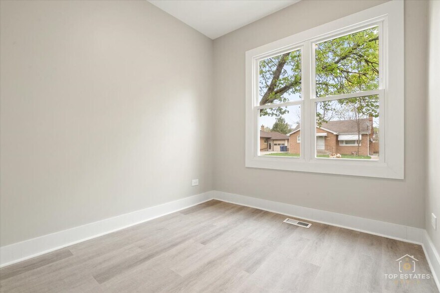 More Photos Of 1542 Victoria Ave, North Chicago Apartments For Sale