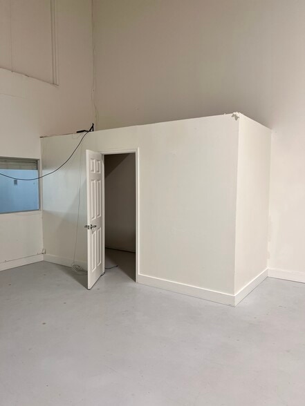 More Photos Of 6457 Hazeltine National Dr, Orlando Warehouse For Sale